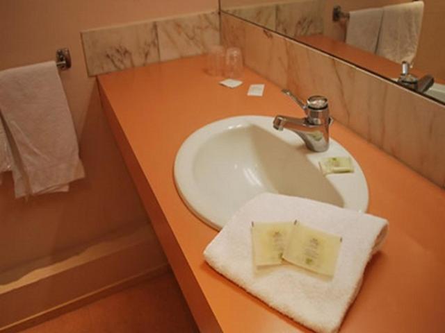 Logis Hotel & Restaurant - Le Normandie Кодебек-ан-Ко Стая снимка